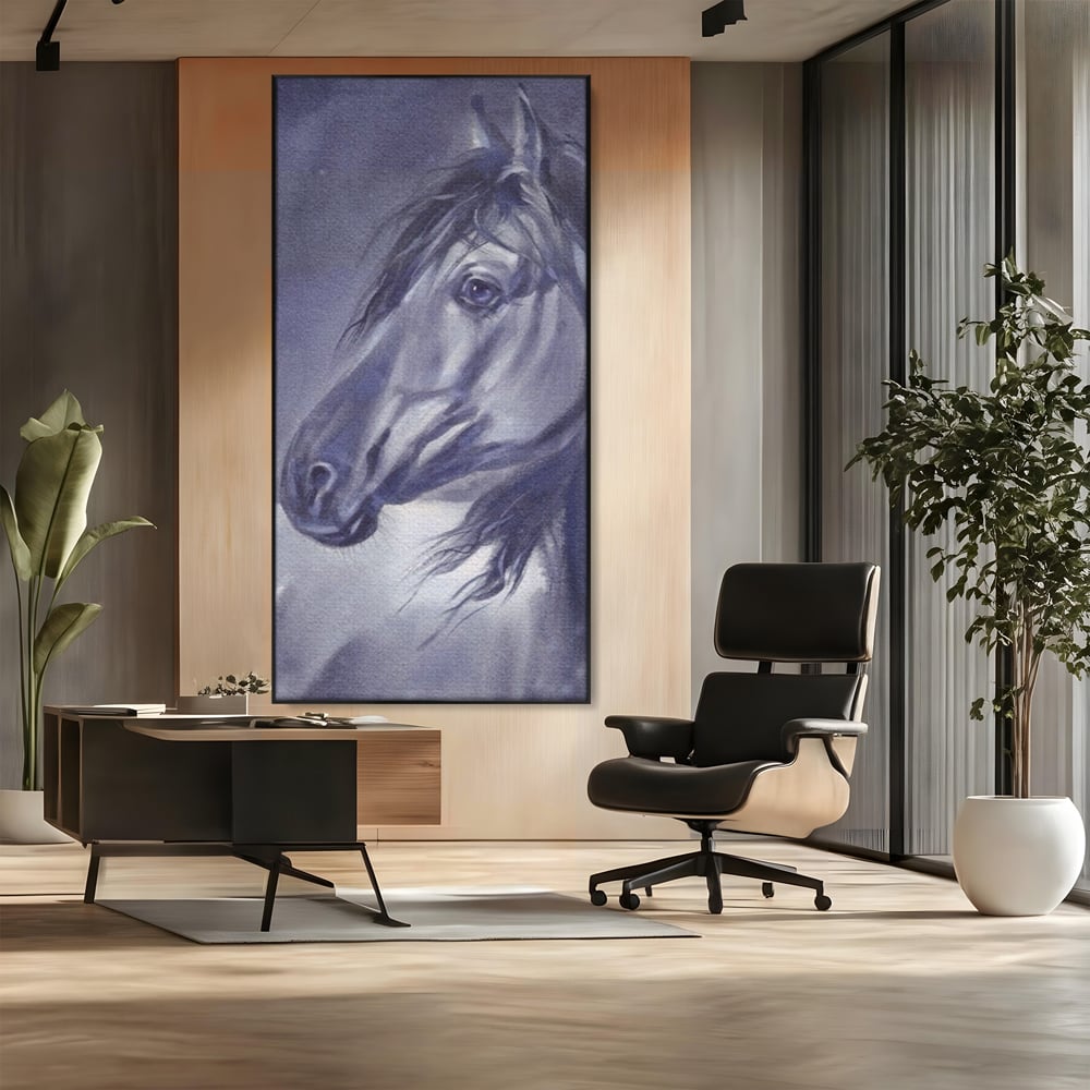 Tablou canvas cu tablou canvas cu portret de cal gri, in rama de aluminiu negru, pe perete intr-un birou